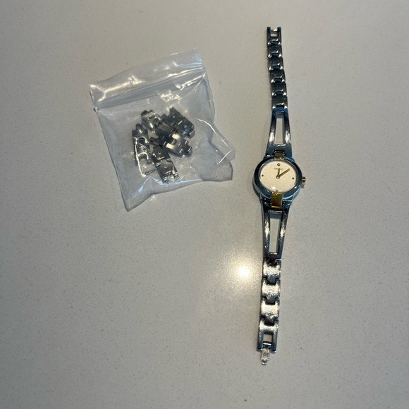 Seiko watch (bracelet needs to be changed or fixed as it was broken) - Picture 2 of 3